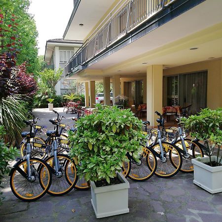 Hotel Devon Rooms & Breakfast Чезенатико Екстериор снимка