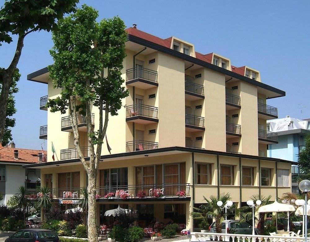 Hotel Devon Rooms & Breakfast Чезенатико Екстериор снимка