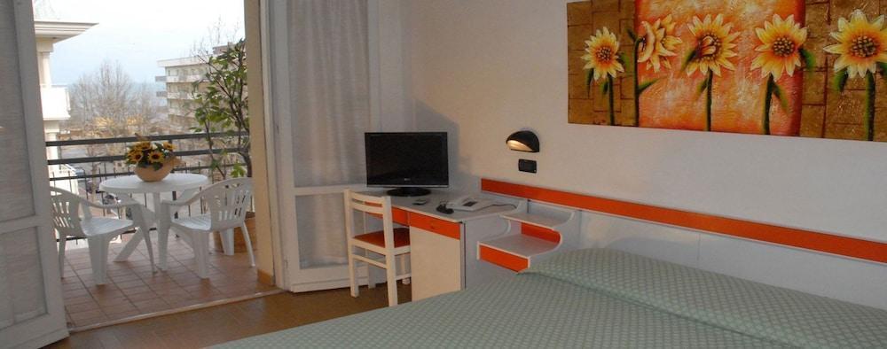 Hotel Devon Rooms & Breakfast Чезенатико Екстериор снимка