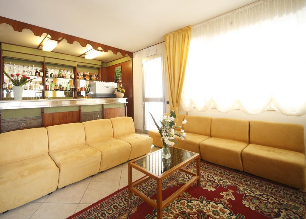 Hotel Devon Rooms & Breakfast Чезенатико Екстериор снимка