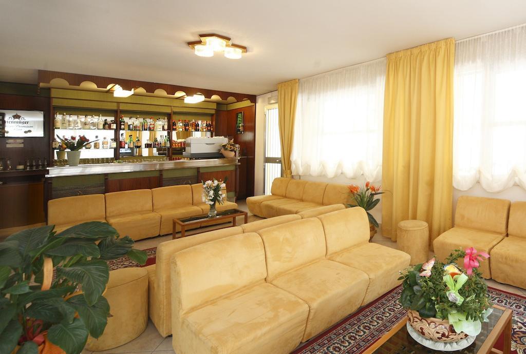 Hotel Devon Rooms & Breakfast Чезенатико Екстериор снимка