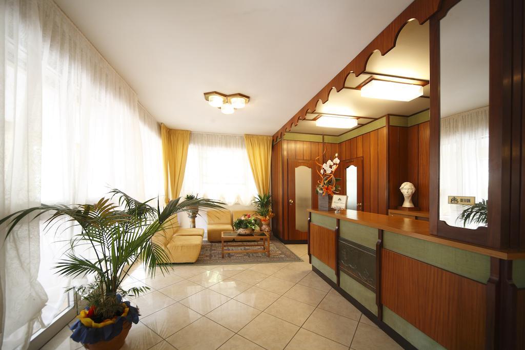 Hotel Devon Rooms & Breakfast Чезенатико Екстериор снимка