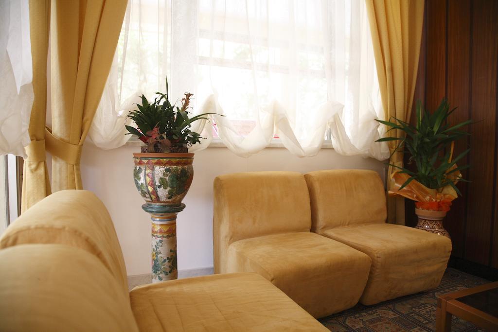 Hotel Devon Rooms & Breakfast Чезенатико Екстериор снимка
