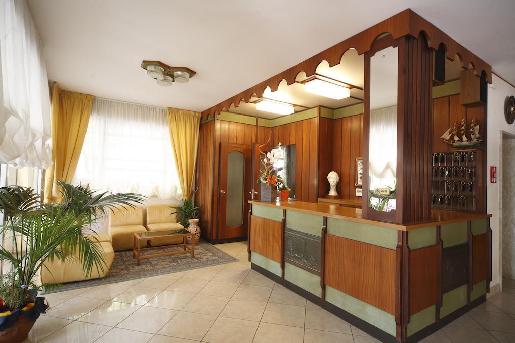 Hotel Devon Rooms & Breakfast Чезенатико Екстериор снимка