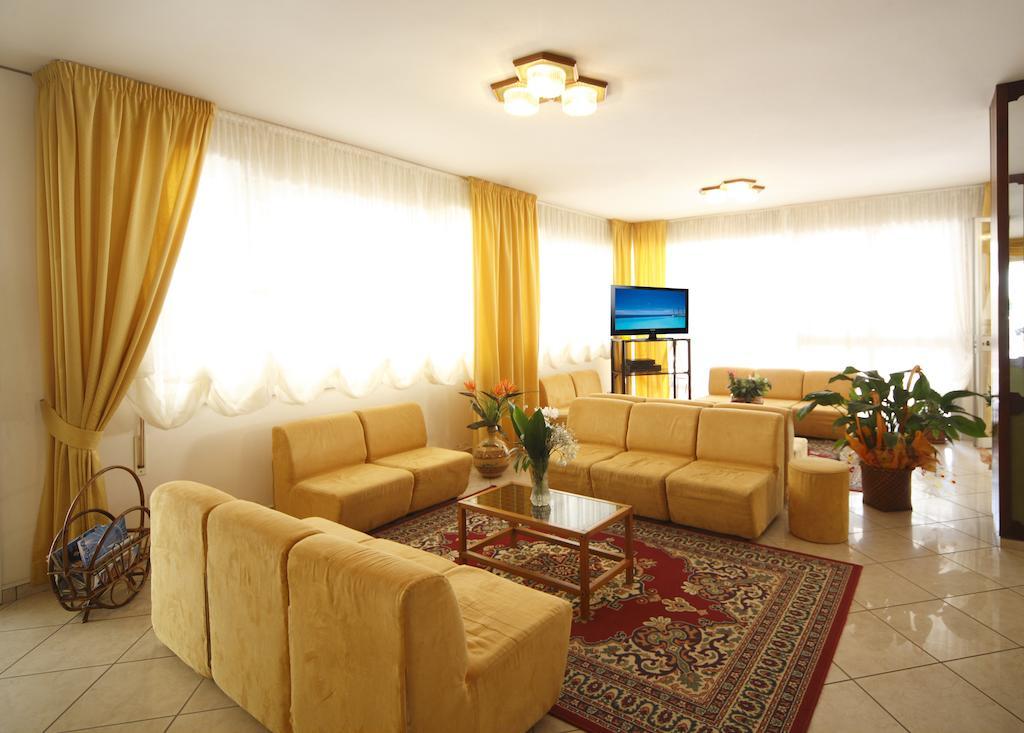 Hotel Devon Rooms & Breakfast Чезенатико Екстериор снимка