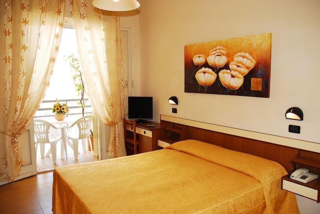 Hotel Devon Rooms & Breakfast Чезенатико Екстериор снимка