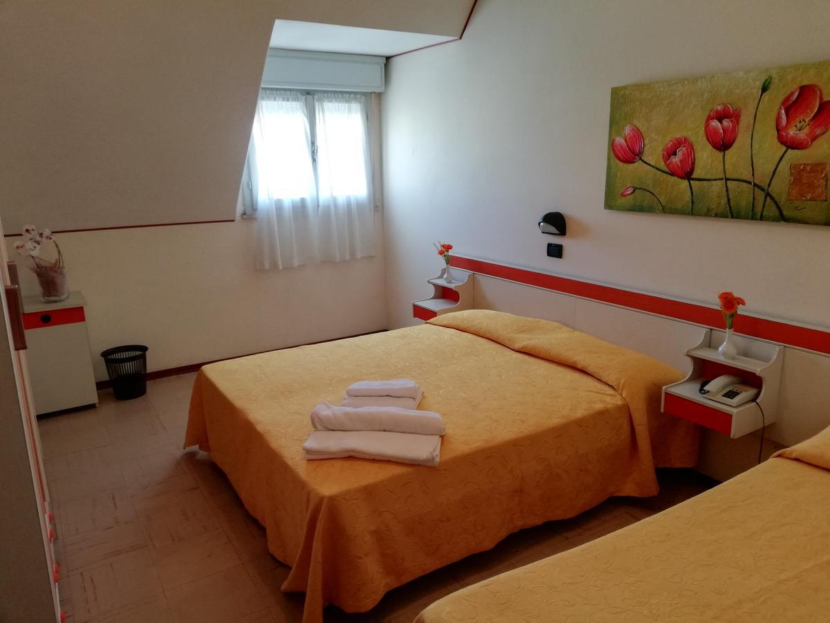 Hotel Devon Rooms & Breakfast Чезенатико Екстериор снимка