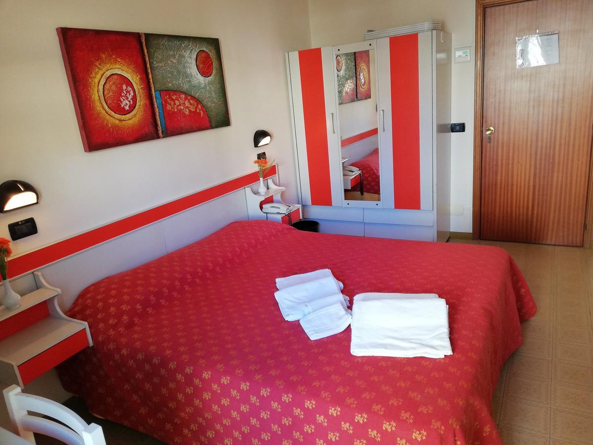 Hotel Devon Rooms & Breakfast Чезенатико Екстериор снимка