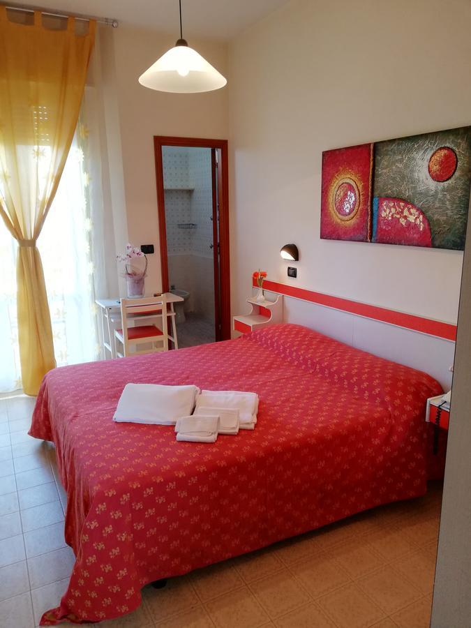 Hotel Devon Rooms & Breakfast Чезенатико Екстериор снимка