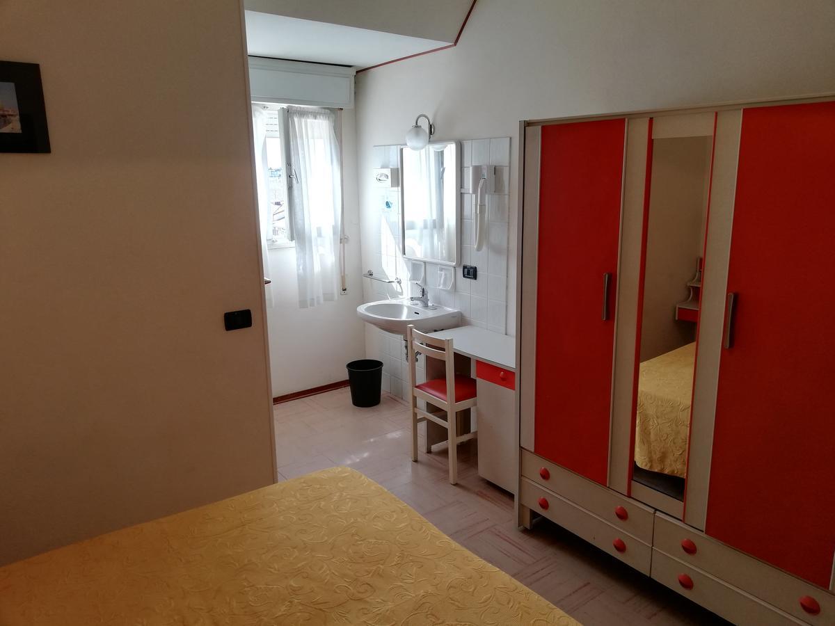 Hotel Devon Rooms & Breakfast Чезенатико Екстериор снимка