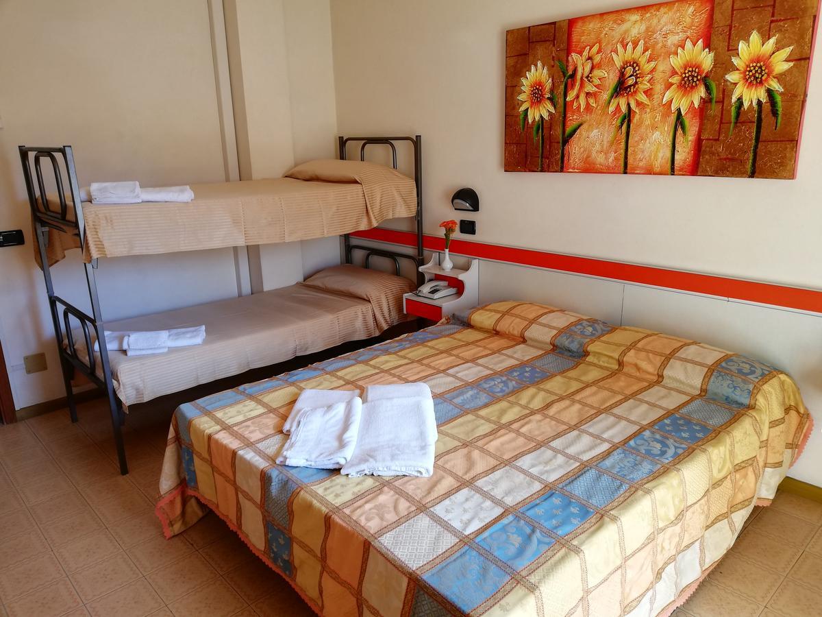 Hotel Devon Rooms & Breakfast Чезенатико Екстериор снимка