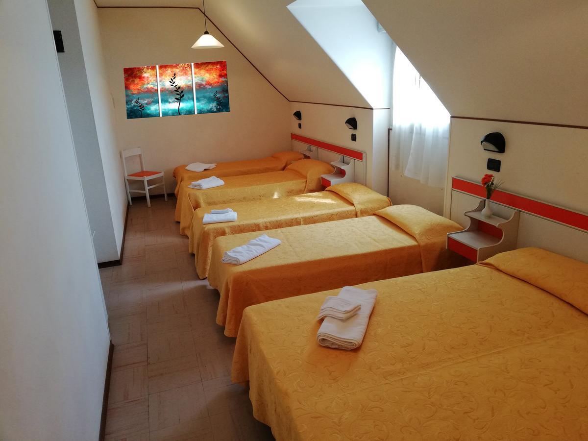 Hotel Devon Rooms & Breakfast Чезенатико Екстериор снимка