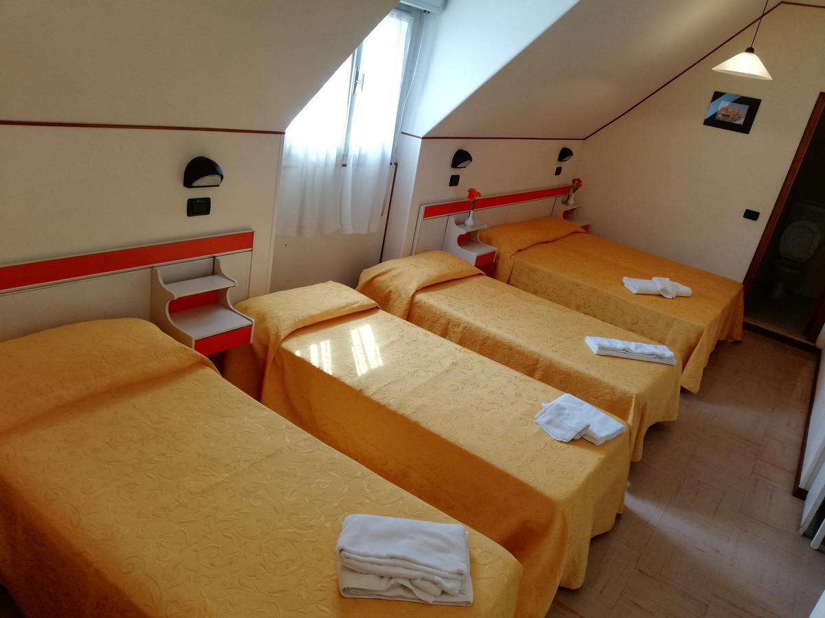 Hotel Devon Rooms & Breakfast Чезенатико Екстериор снимка