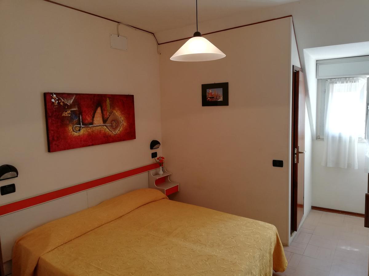 Hotel Devon Rooms & Breakfast Чезенатико Екстериор снимка