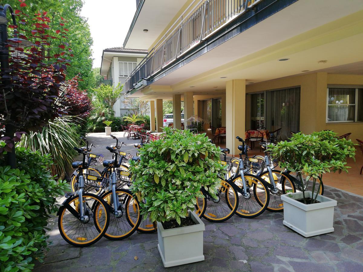 Hotel Devon Rooms & Breakfast Чезенатико Екстериор снимка