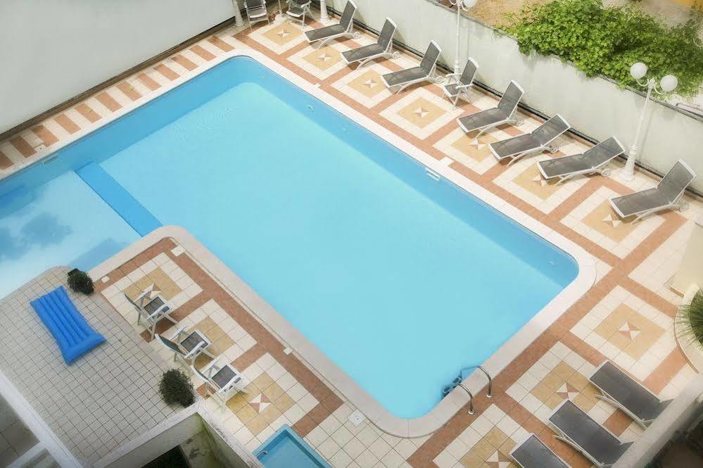Hotel Devon Rooms & Breakfast Чезенатико Екстериор снимка