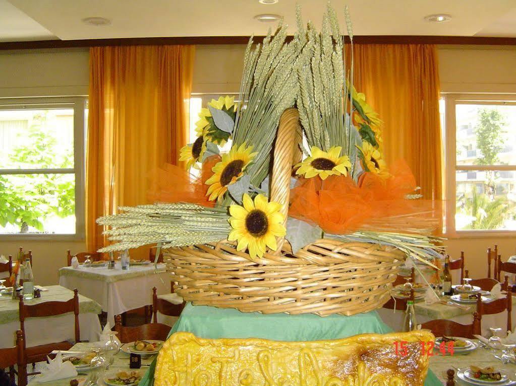 Hotel Devon Rooms & Breakfast Чезенатико Екстериор снимка